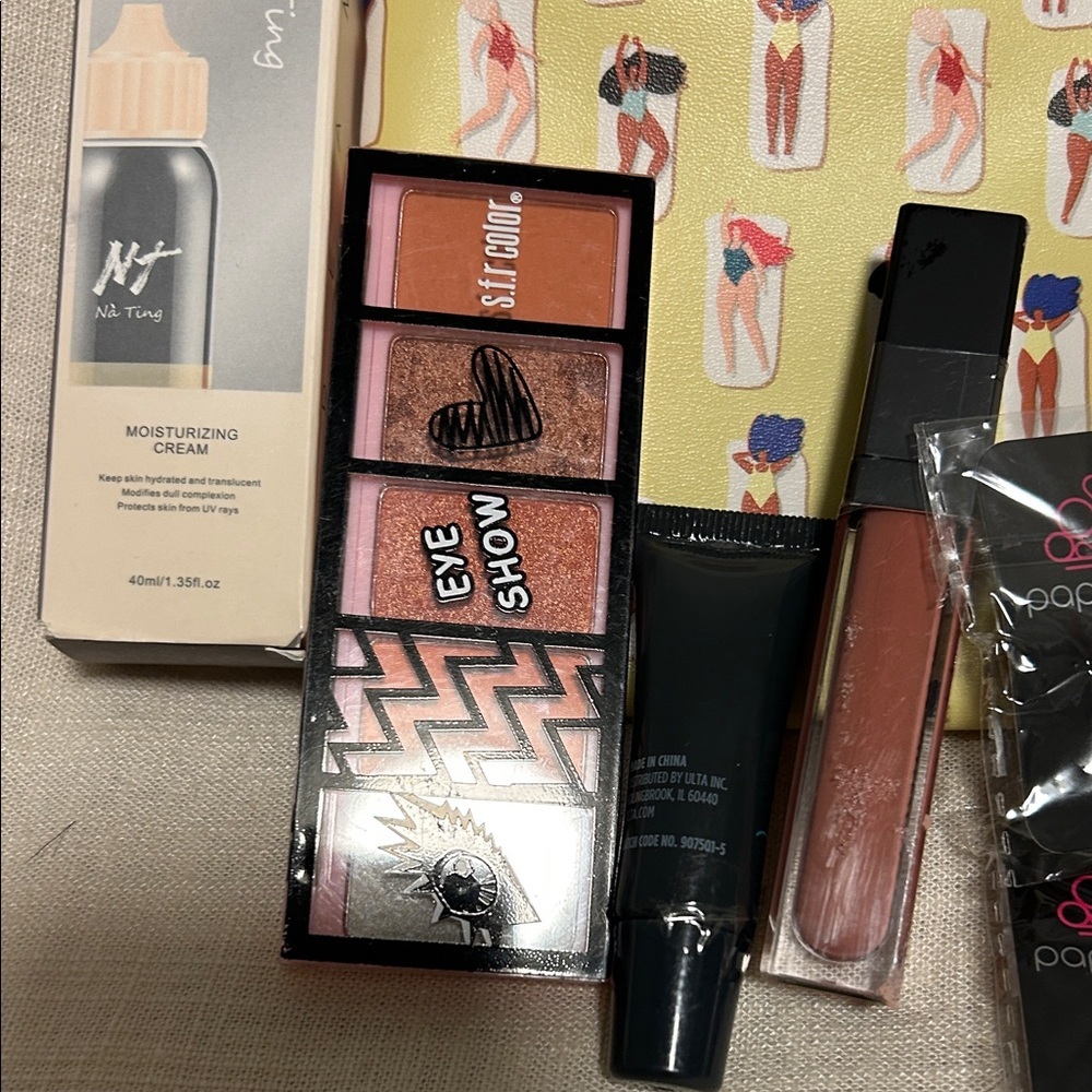 Paparazzi Eyeshadow Palette with Lip Gloss and Accessories - Picture 3 of 4